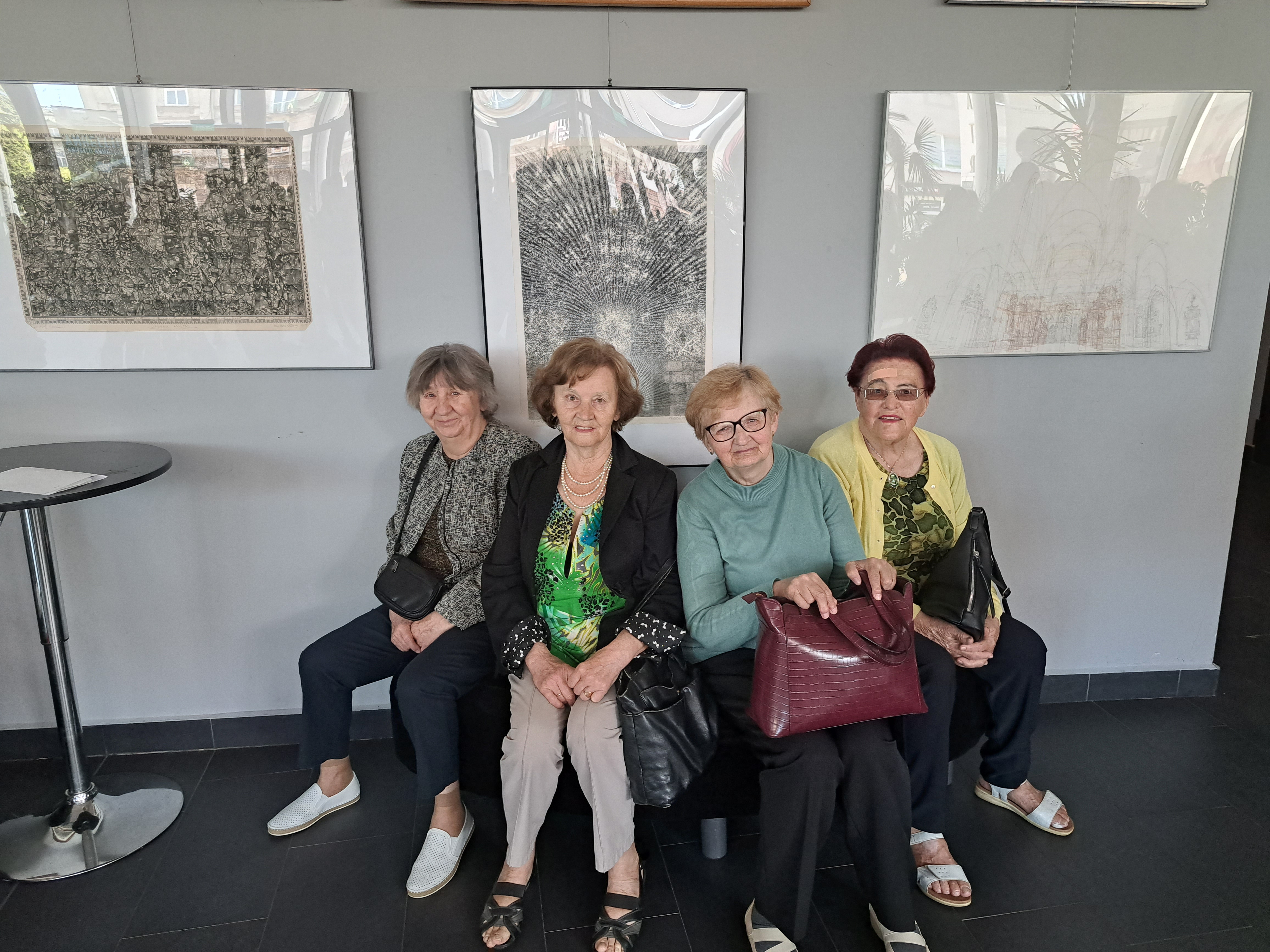 Pięć Seniorek pozuje przy plakacie sztuki Ania z Zielonego Wzgórza 